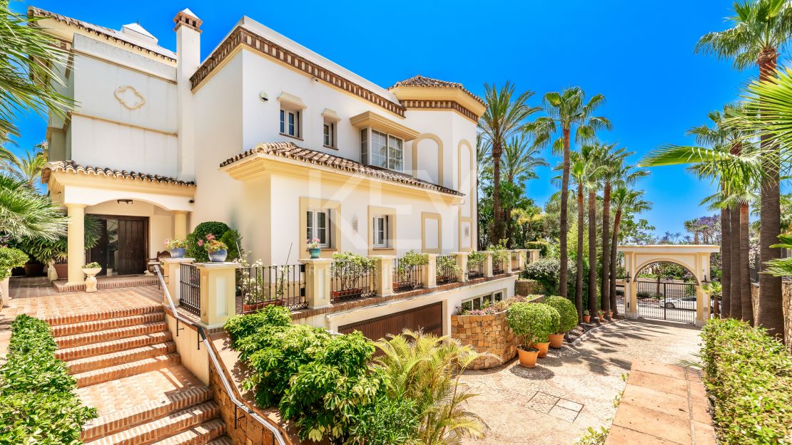 Elegant Classic Villa with Panoramic Sea Views in Sierra Blanca