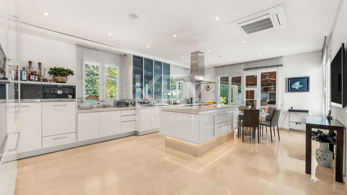 Elegant Classic Villa with Panoramic Sea Views in Sierra Blanca