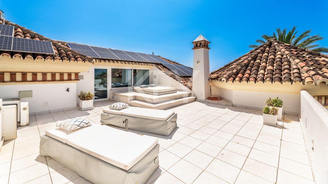 Elegant Classic Villa with Panoramic Sea Views in Sierra Blanca