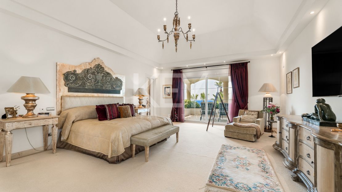 Elegant Classic Villa with Panoramic Sea Views in Sierra Blanca