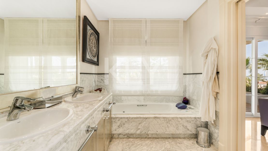 Elegant Classic Villa with Panoramic Sea Views in Sierra Blanca