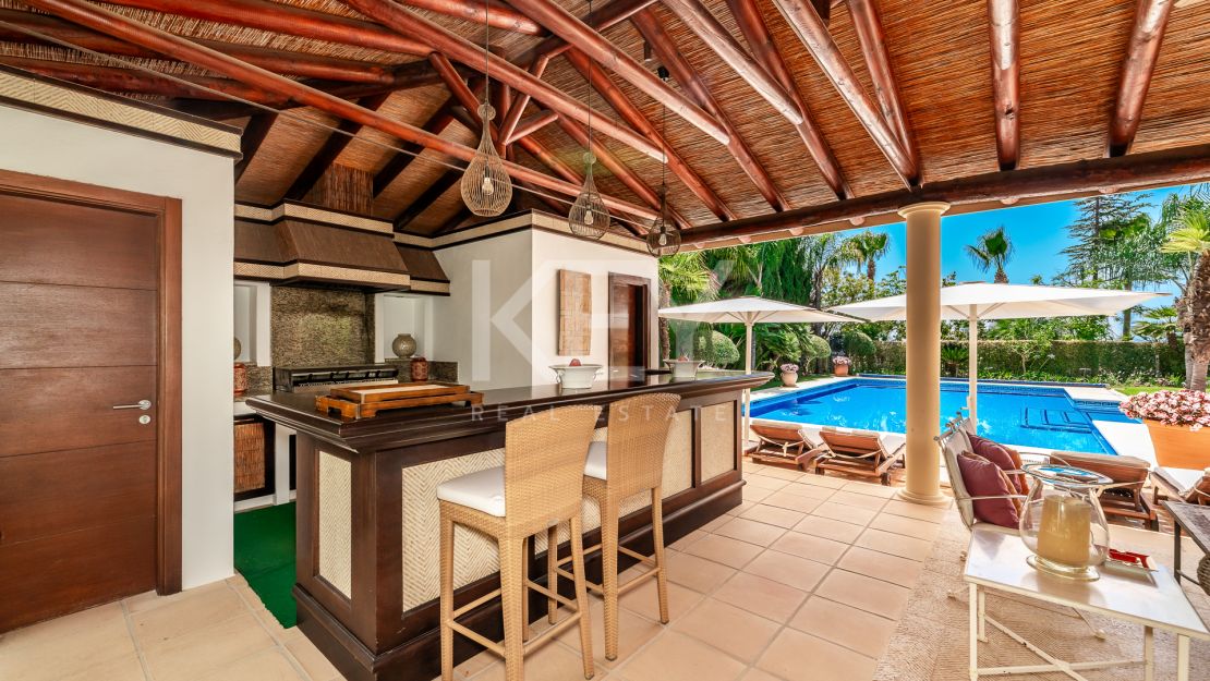 Elegant Classic Villa with Panoramic Sea Views in Sierra Blanca