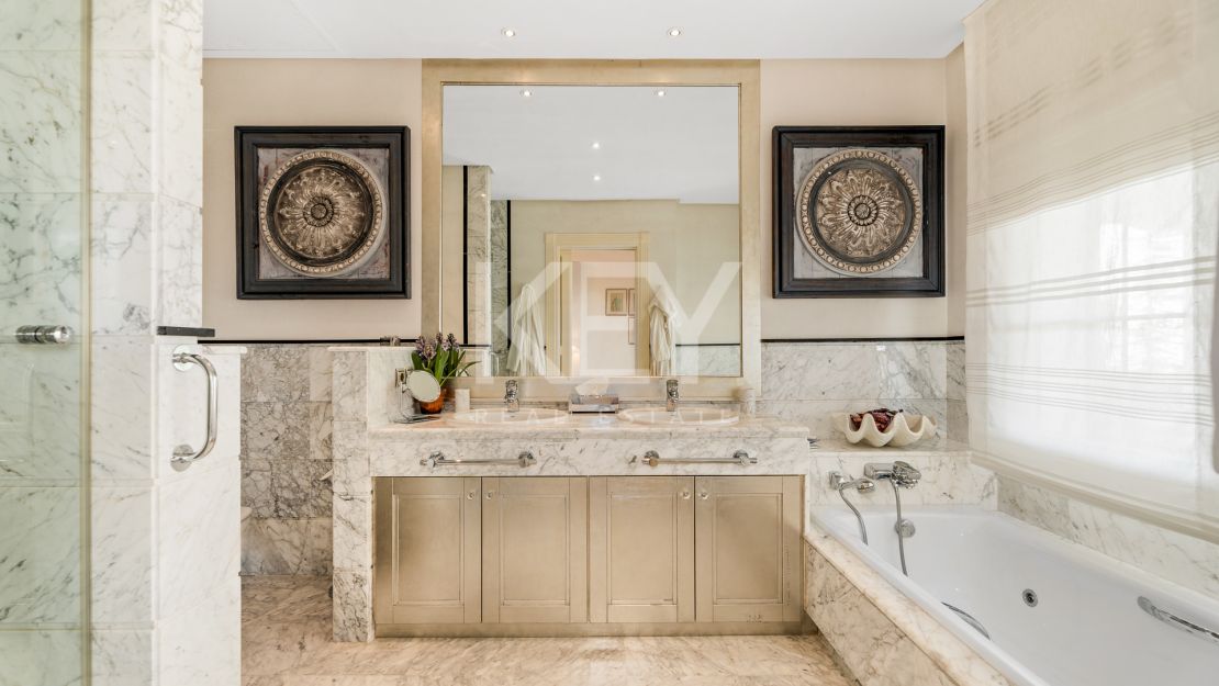 Elegant Classic Villa with Panoramic Sea Views in Sierra Blanca