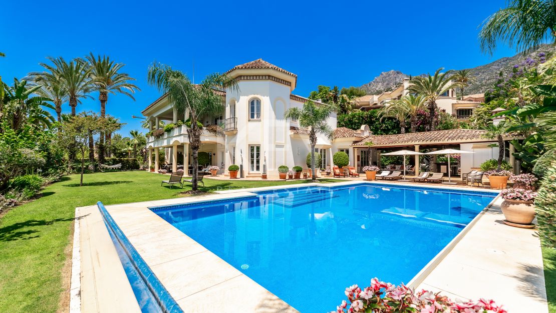 Elegant Classic Villa with Panoramic Sea Views in Sierra Blanca