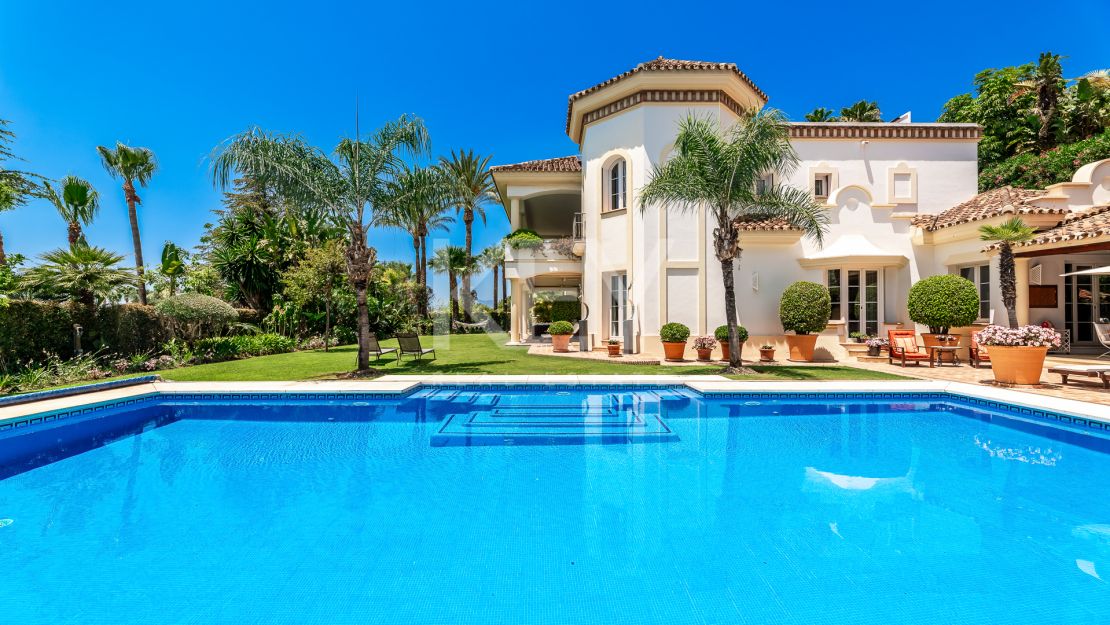 Elegant Classic Villa with Panoramic Sea Views in Sierra Blanca