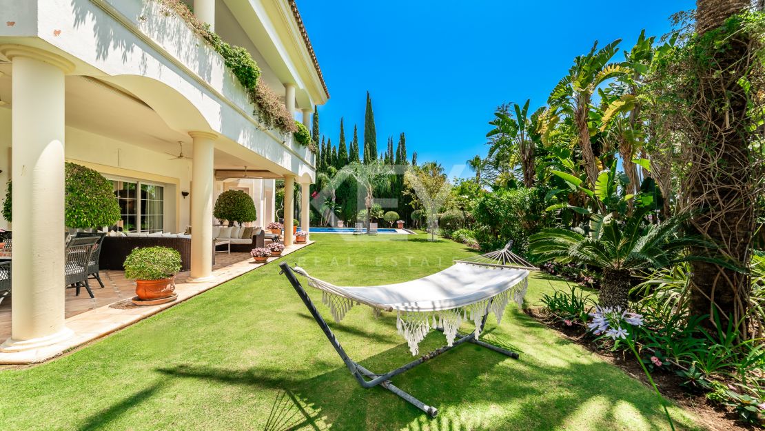 Elegant Classic Villa with Panoramic Sea Views in Sierra Blanca