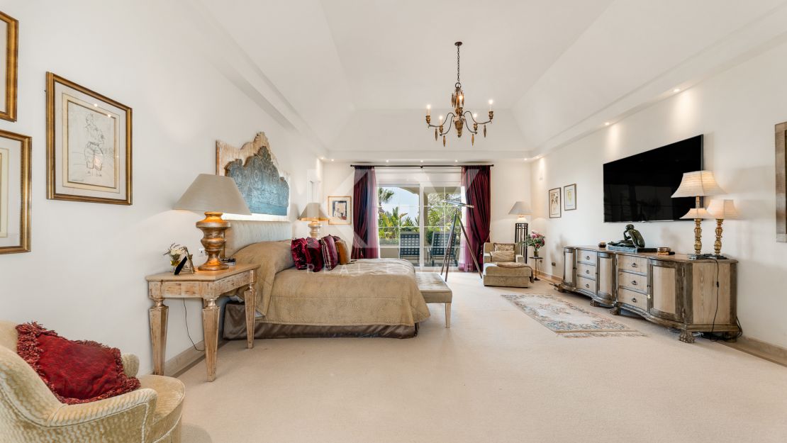 Elegant Classic Villa with Panoramic Sea Views in Sierra Blanca