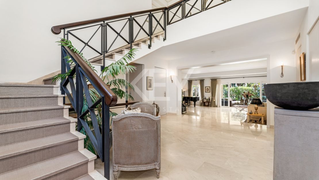 Elegant Classic Villa with Panoramic Sea Views in Sierra Blanca