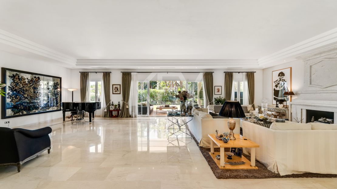 Elegant Classic Villa with Panoramic Sea Views in Sierra Blanca