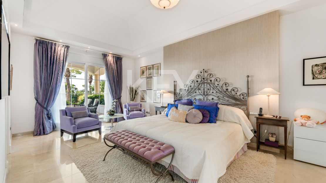 Elegant Classic Villa with Panoramic Sea Views in Sierra Blanca