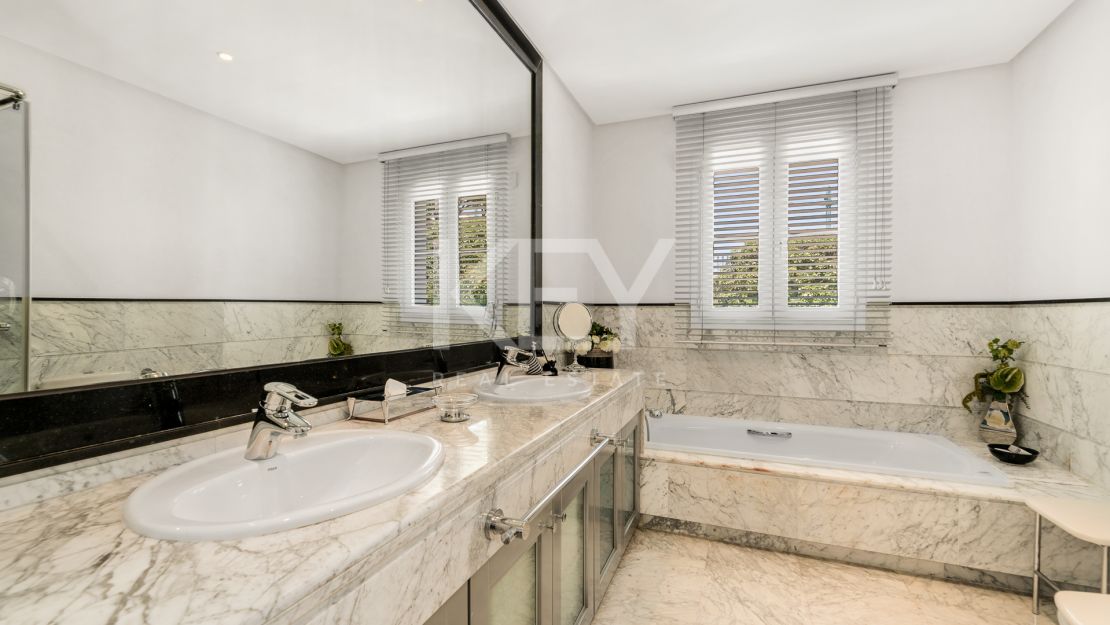 Elegant Classic Villa with Panoramic Sea Views in Sierra Blanca