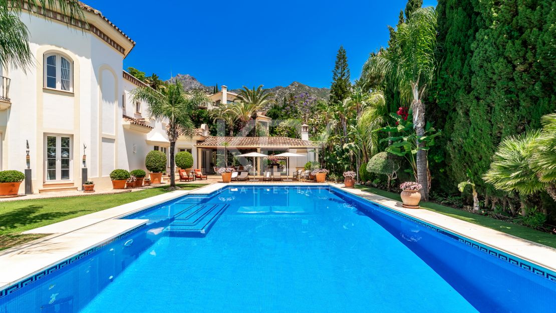 Elegant Classic Villa with Panoramic Sea Views in Sierra Blanca