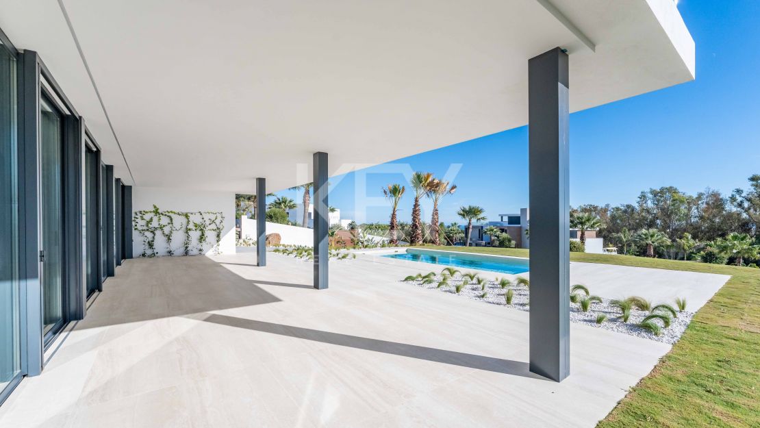 Современная вилла с панорамными видами на море и горы в La Reserva, Sotogrande