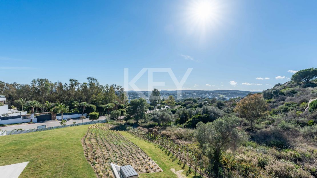Современная вилла с панорамными видами на море и горы в La Reserva, Sotogrande