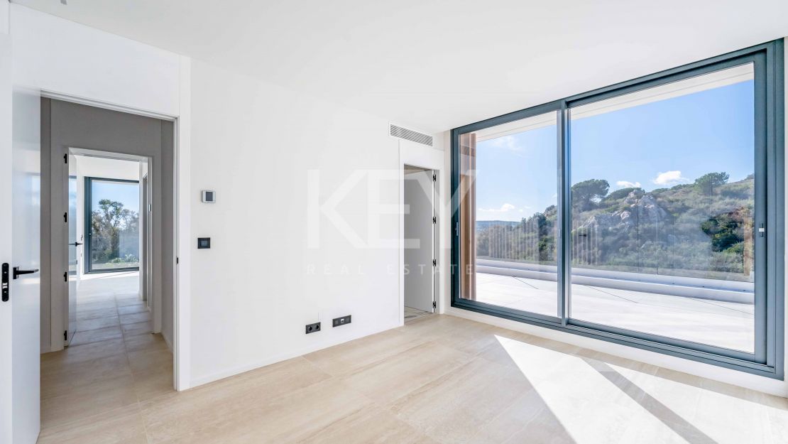 Современная вилла с панорамными видами на море и горы в La Reserva, Sotogrande