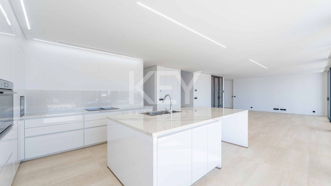 Современная вилла с панорамными видами на море и горы в La Reserva, Sotogrande