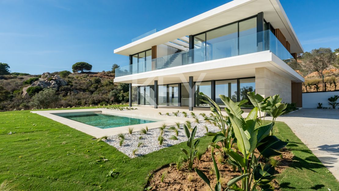 Современная вилла с панорамными видами на море и горы в La Reserva, Sotogrande