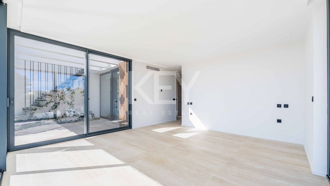 Современная вилла с панорамными видами на море и горы в La Reserva, Sotogrande