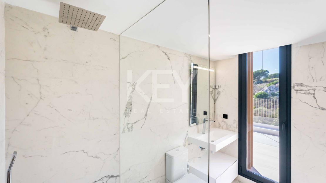 Современная вилла с панорамными видами на море и горы в La Reserva, Sotogrande