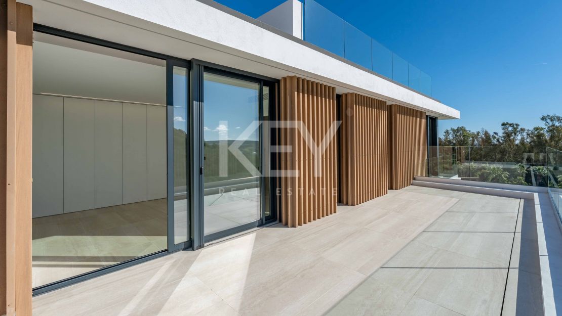 Современная вилла с панорамными видами на море и горы в La Reserva, Sotogrande