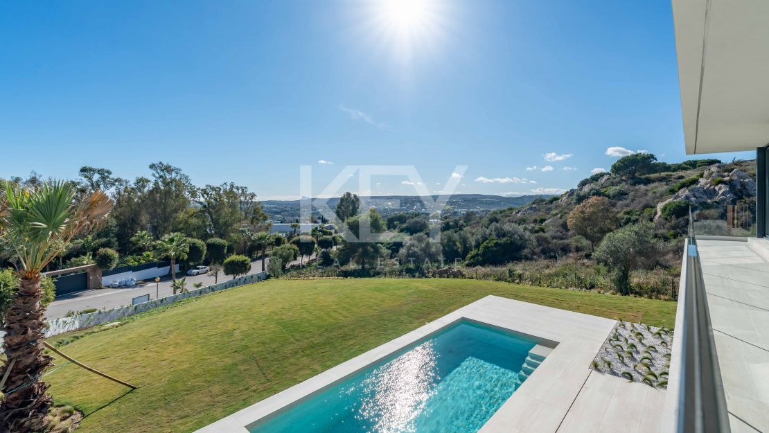 Современная вилла с панорамными видами на море и горы в La Reserva, Sotogrande