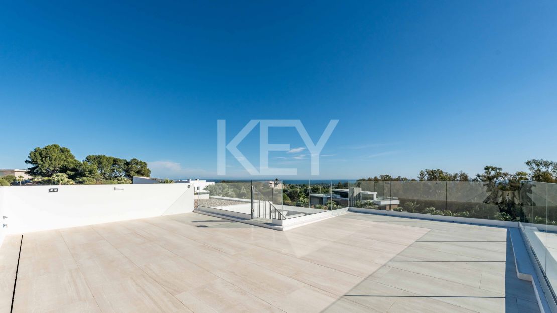 Современная вилла с панорамными видами на море и горы в La Reserva, Sotogrande
