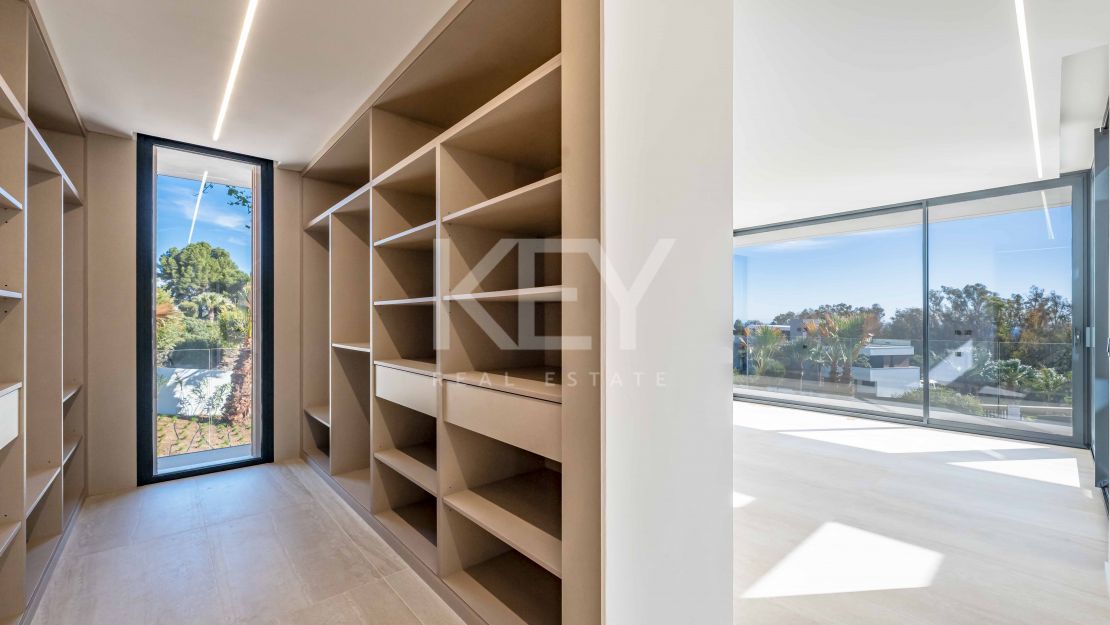 Современная вилла с панорамными видами на море и горы в La Reserva, Sotogrande