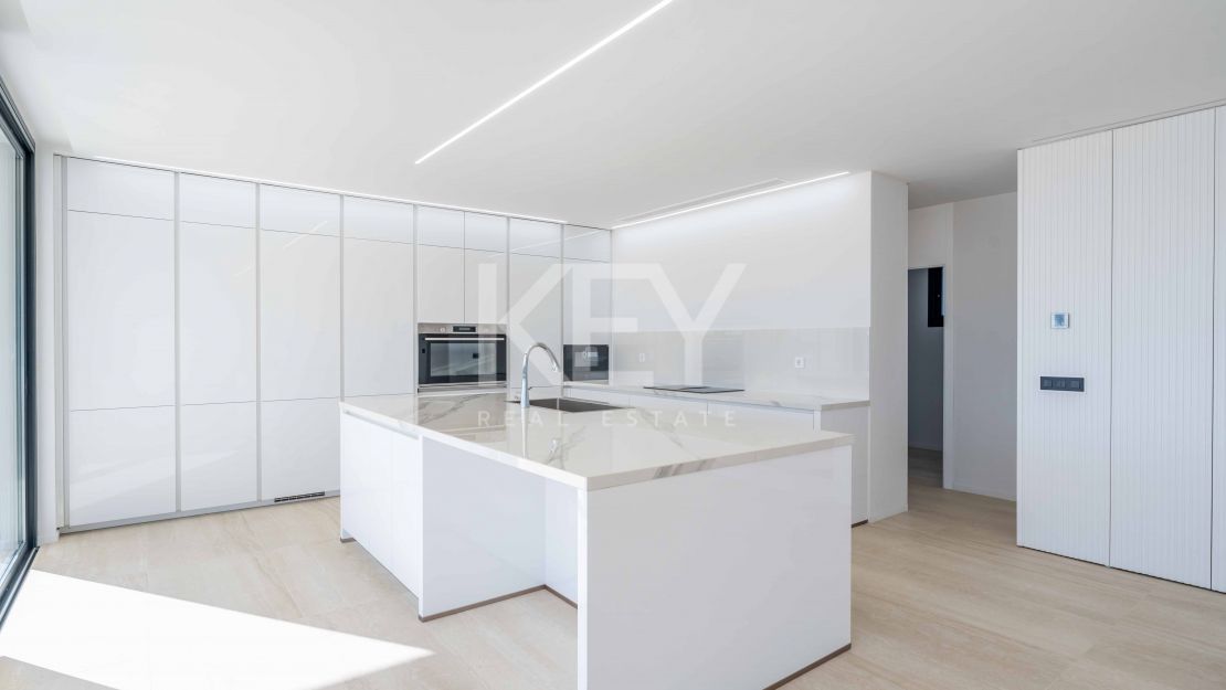 Современная вилла с панорамными видами на море и горы в La Reserva, Sotogrande