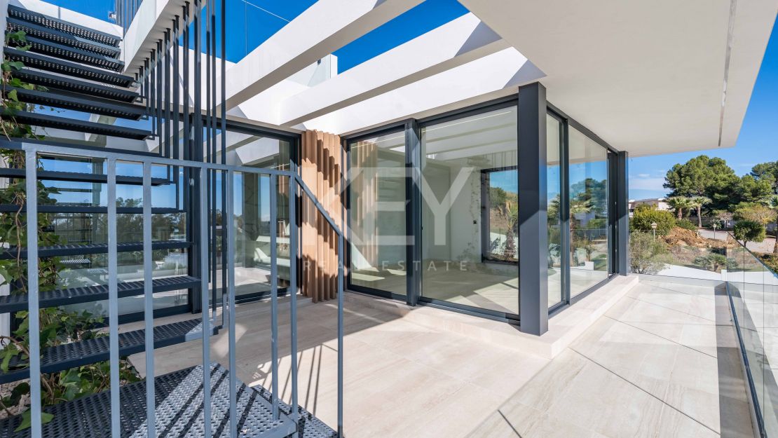 Современная вилла с панорамными видами на море и горы в La Reserva, Sotogrande