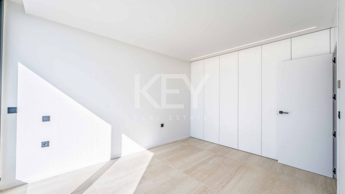 Современная вилла с панорамными видами на море и горы в La Reserva, Sotogrande