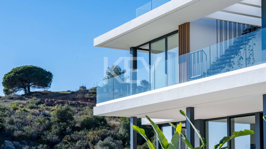 Современная вилла с панорамными видами на море и горы в La Reserva, Sotogrande