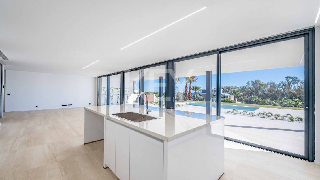 Современная вилла с панорамными видами на море и горы в La Reserva, Sotogrande