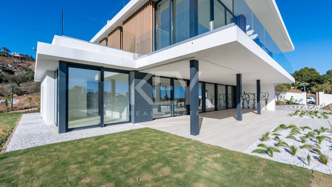 Современная вилла с панорамными видами на море и горы в La Reserva, Sotogrande