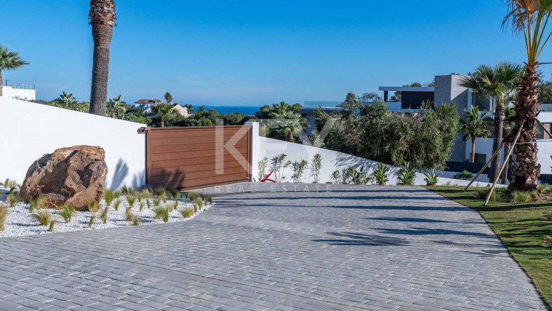 Современная вилла с панорамными видами на море и горы в La Reserva, Sotogrande