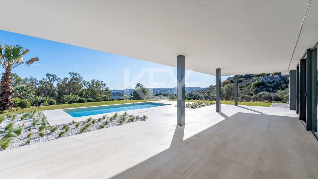 Современная вилла с панорамными видами на море и горы в La Reserva, Sotogrande
