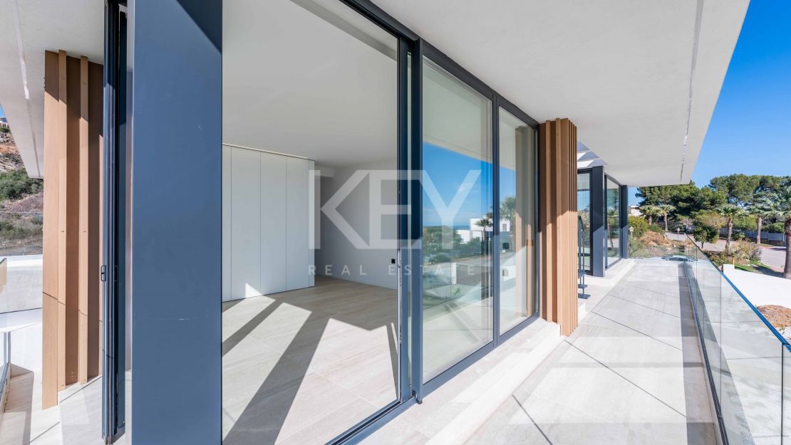 Современная вилла с панорамными видами на море и горы в La Reserva, Sotogrande