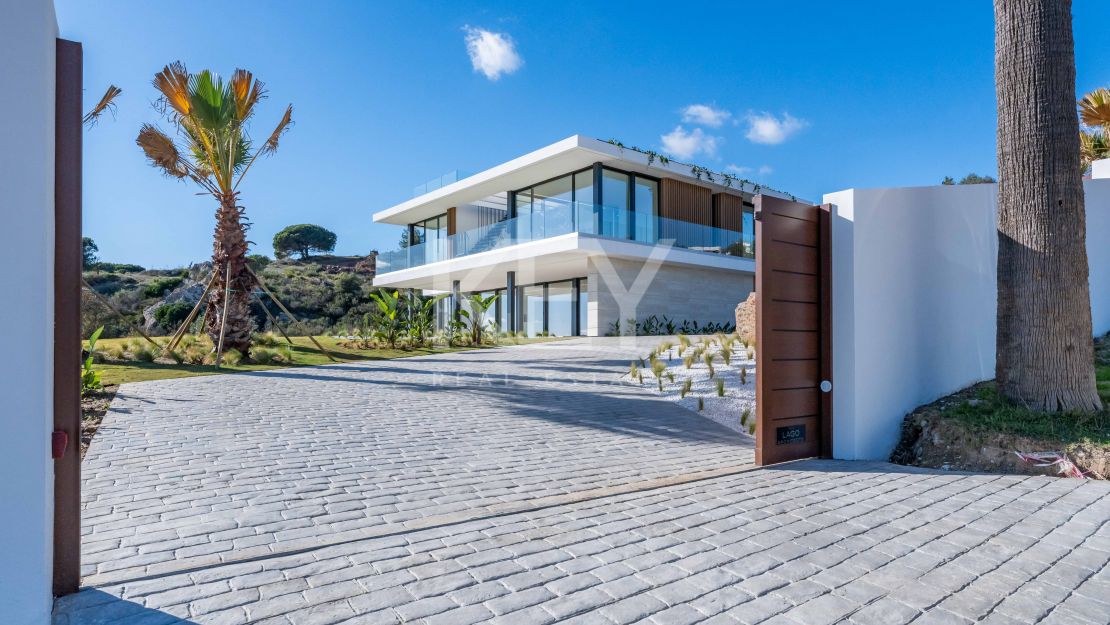 Современная вилла с панорамными видами на море и горы в La Reserva, Sotogrande