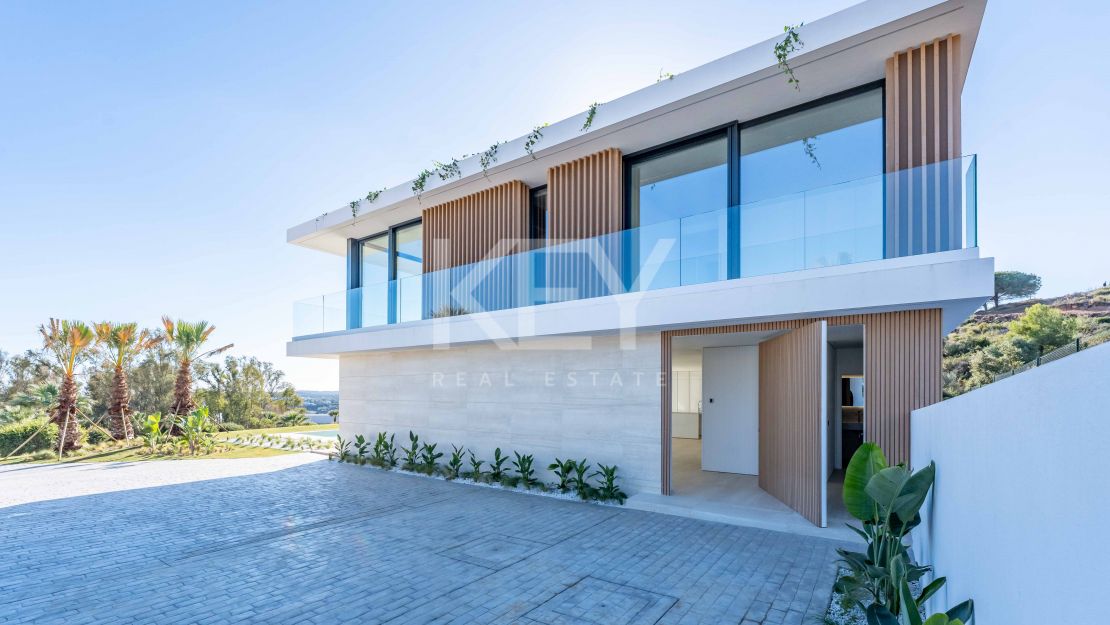 Современная вилла с панорамными видами на море и горы в La Reserva, Sotogrande