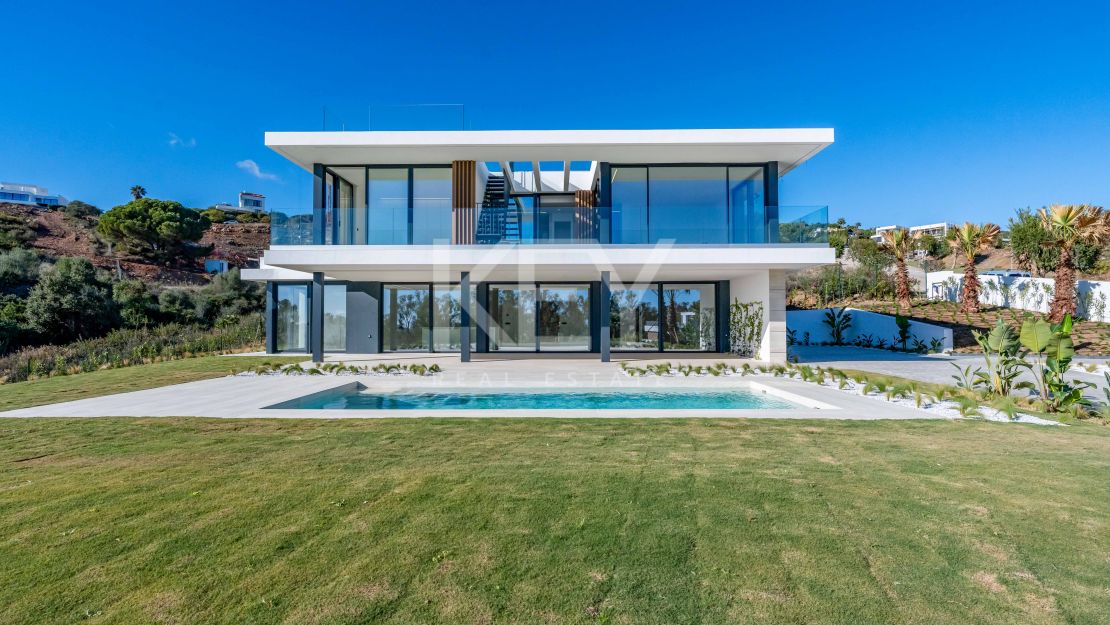 Современная вилла с панорамными видами на море и горы в La Reserva, Sotogrande