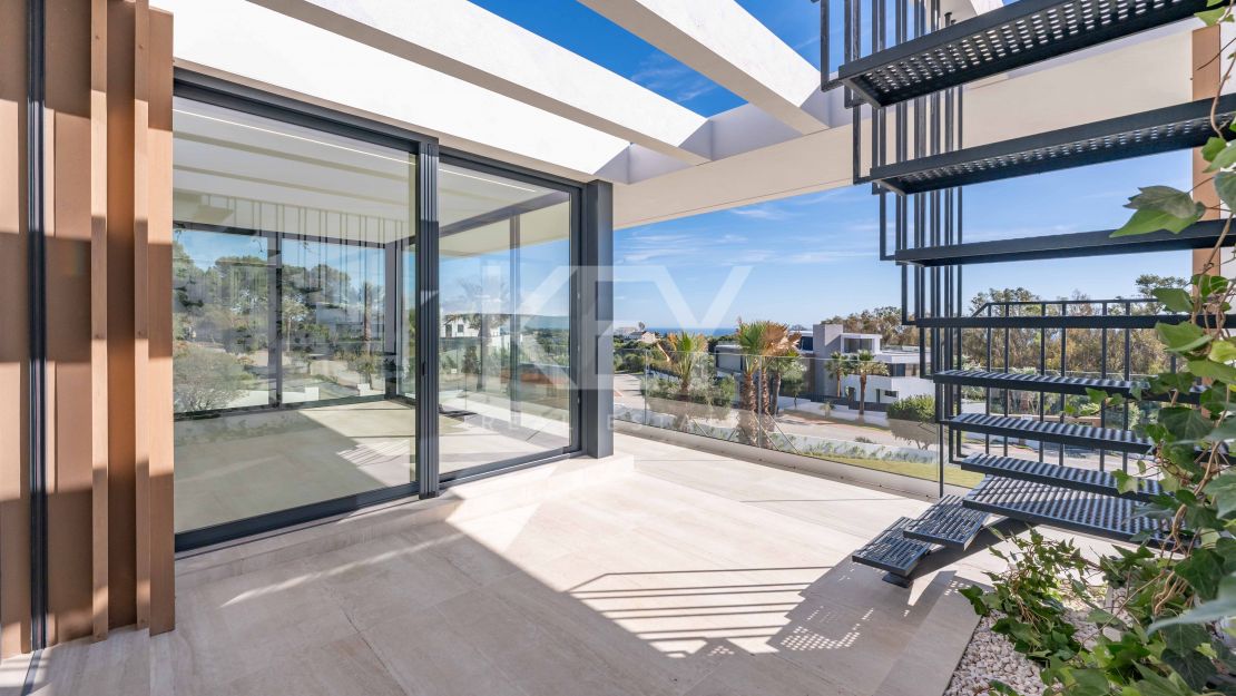 Современная вилла с панорамными видами на море и горы в La Reserva, Sotogrande