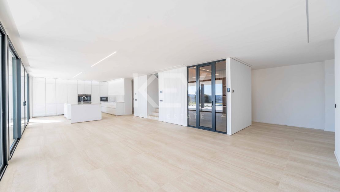 Современная вилла с панорамными видами на море и горы в La Reserva, Sotogrande