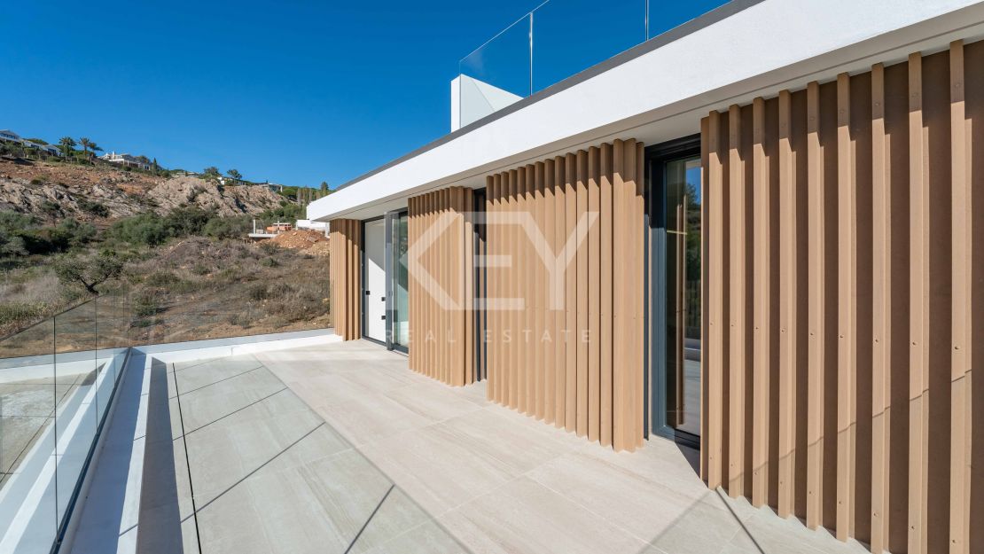 Современная вилла с панорамными видами на море и горы в La Reserva, Sotogrande