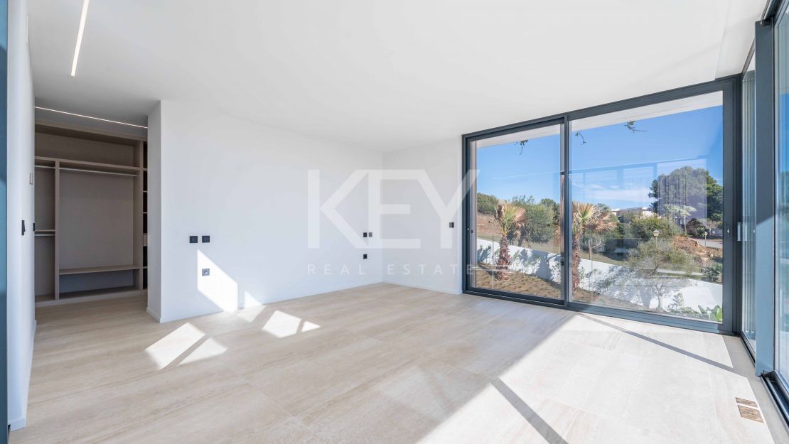 Современная вилла с панорамными видами на море и горы в La Reserva, Sotogrande