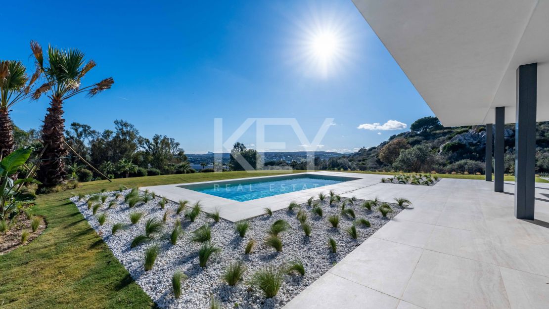 Современная вилла с панорамными видами на море и горы в La Reserva, Sotogrande