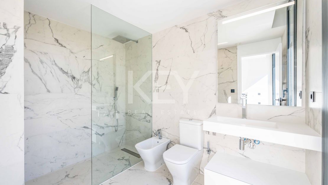 Современная вилла с панорамными видами на море и горы в La Reserva, Sotogrande