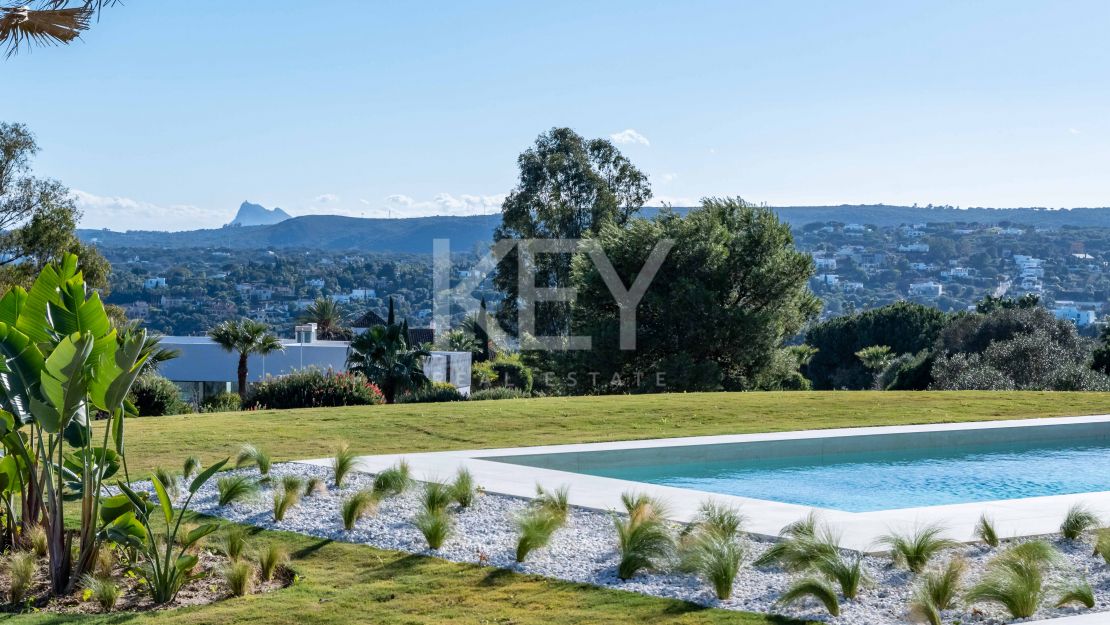 Современная вилла с панорамными видами на море и горы в La Reserva, Sotogrande