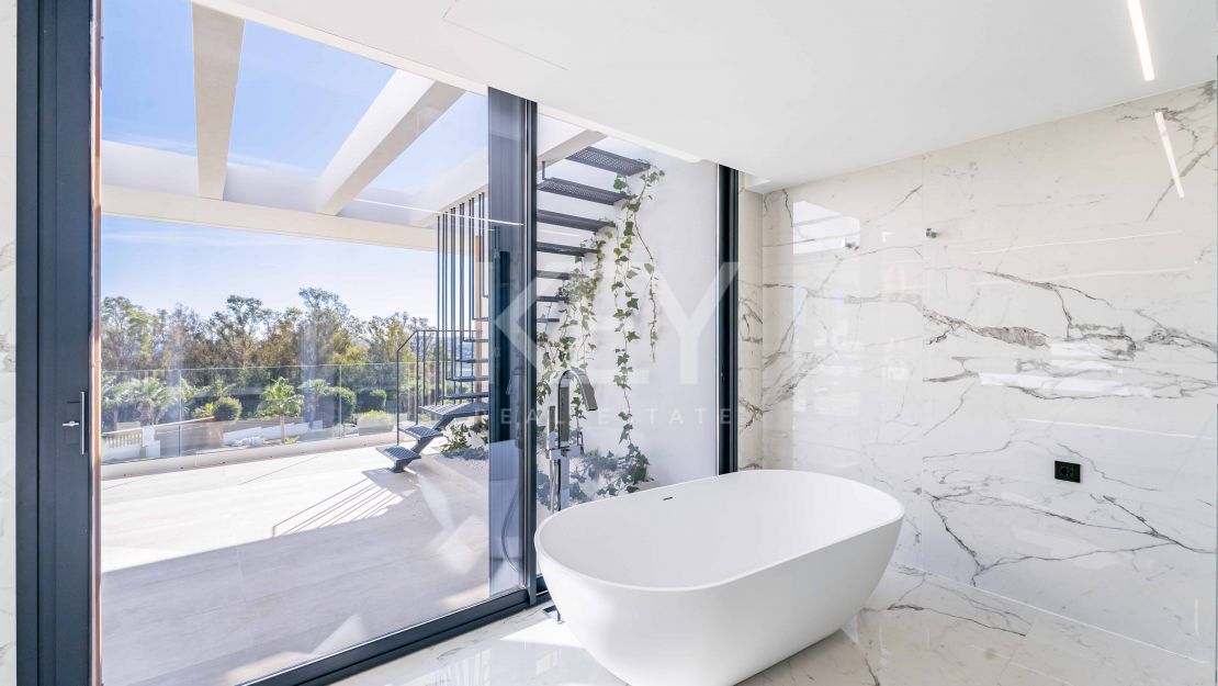 Современная вилла с панорамными видами на море и горы в La Reserva, Sotogrande