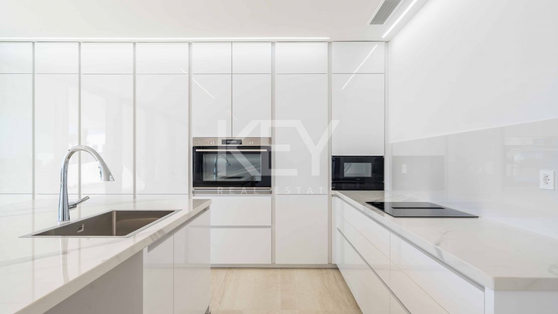 Современная вилла с панорамными видами на море и горы в La Reserva, Sotogrande