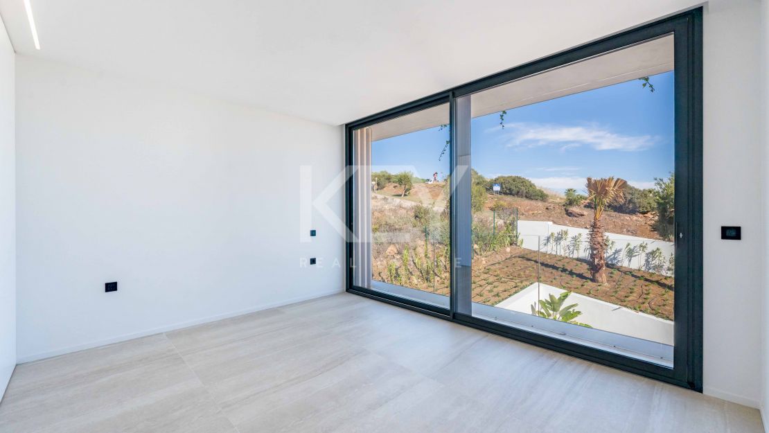 Современная вилла с панорамными видами на море и горы в La Reserva, Sotogrande