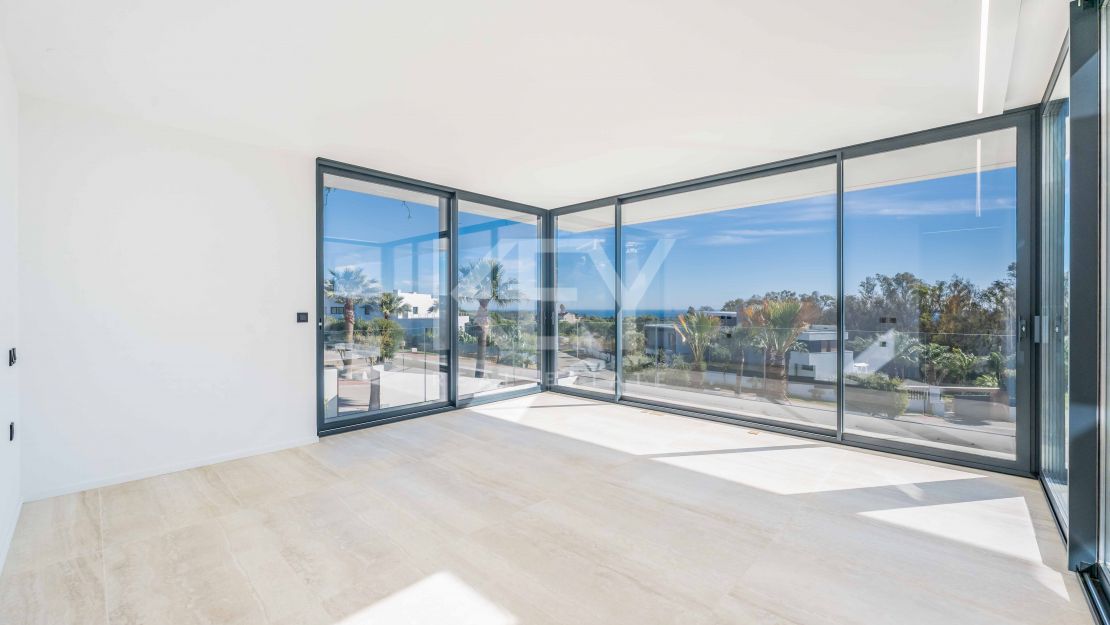 Современная вилла с панорамными видами на море и горы в La Reserva, Sotogrande